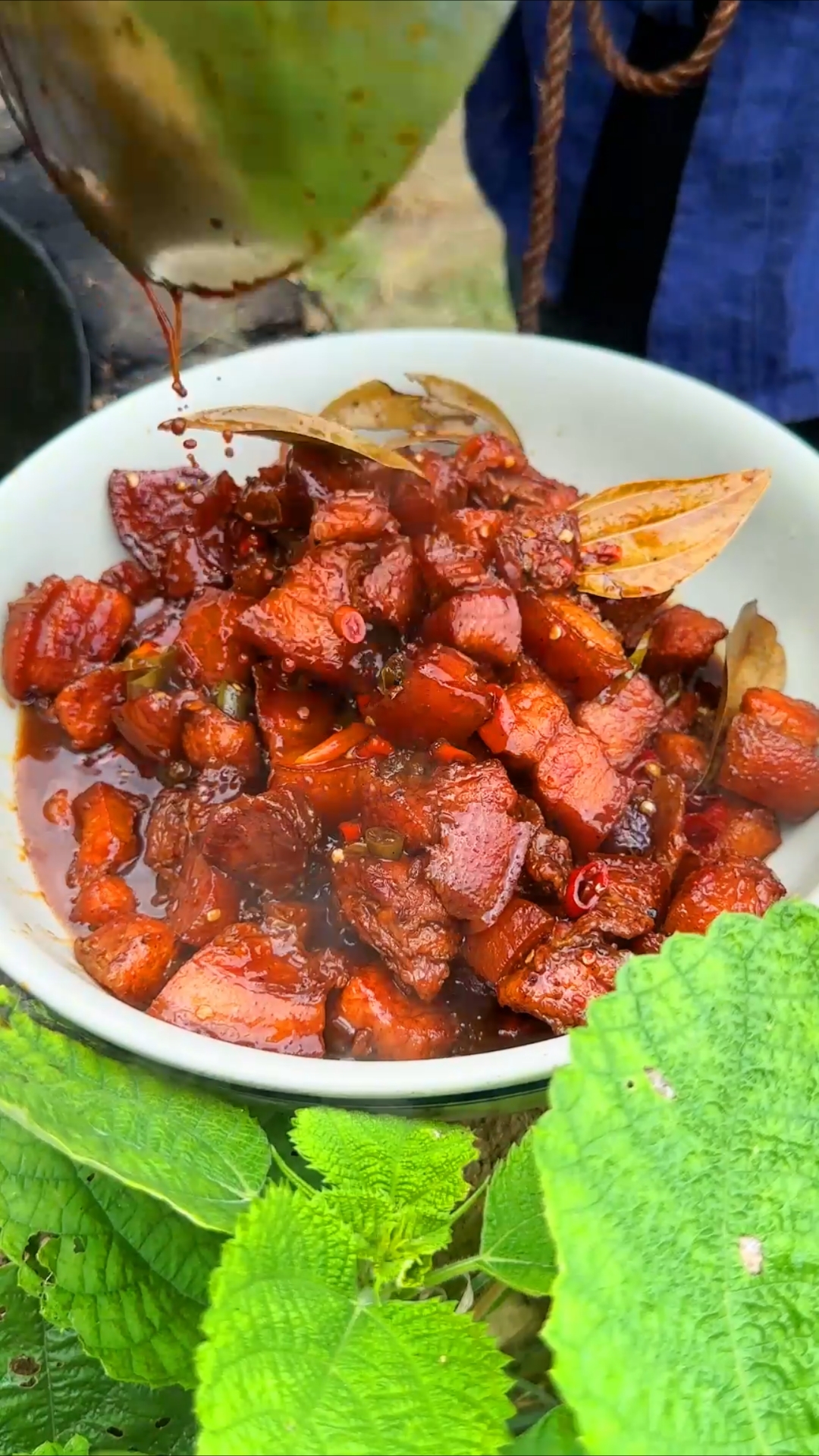 红烧肉肉虽然是家常菜但很多人都不会做,今天我来个最简单的做法