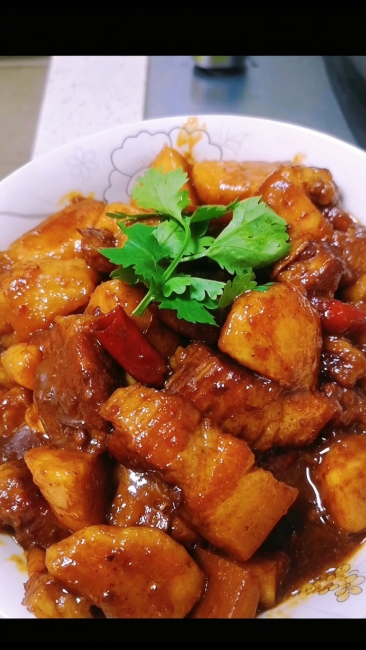 太解馋了！五花肉煸出油，和芋头这么一炖，出锅比红烧肉还香！