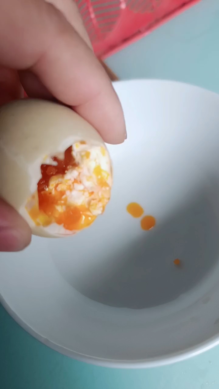 这个咸鸭蛋卖两块钱一只,贵不贵?