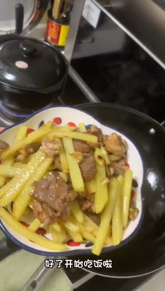 怎么做土豆炒肉不粘锅?今天就分享一个简单又好吃的做法!