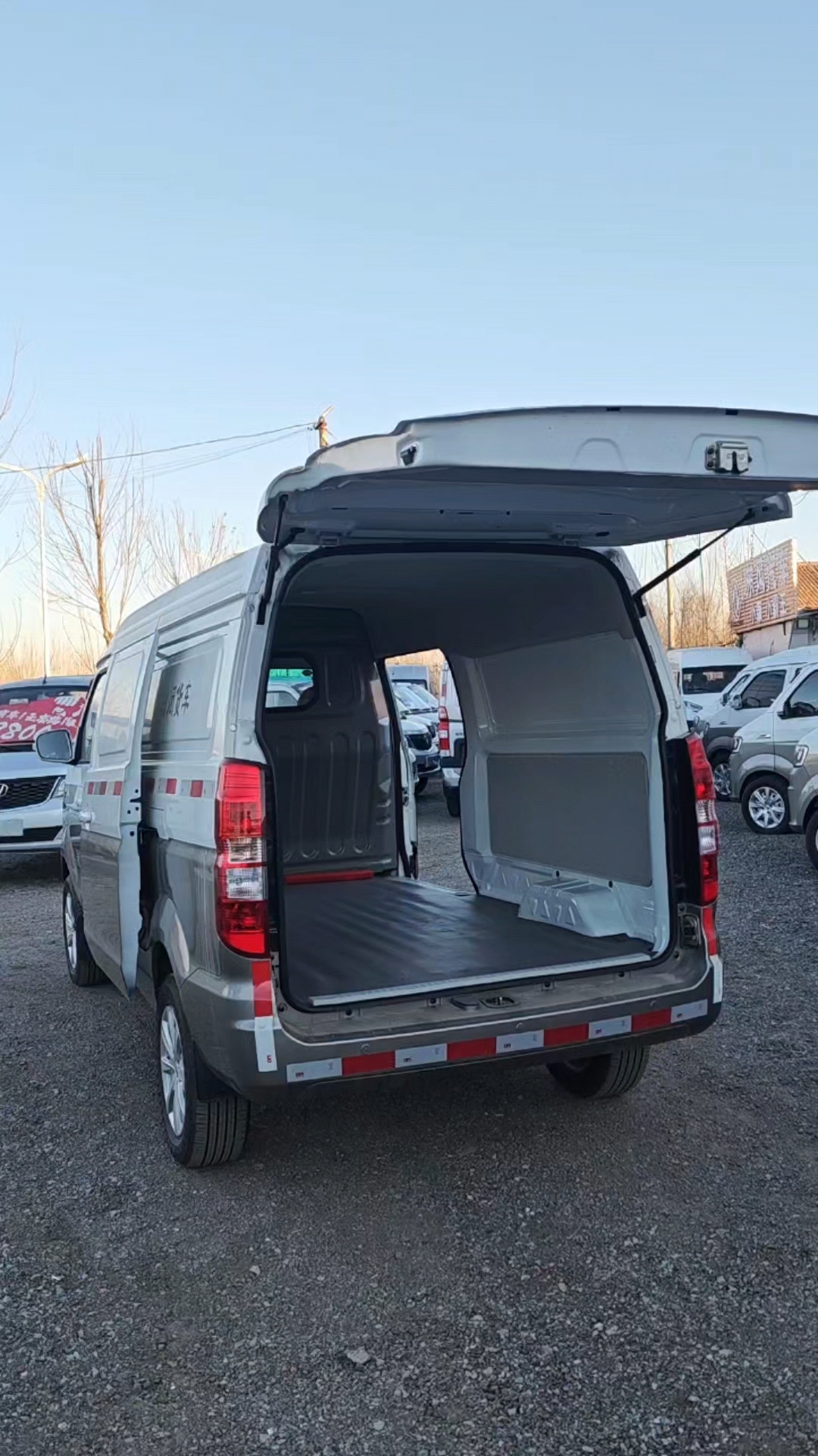 金杯封闭式面包车