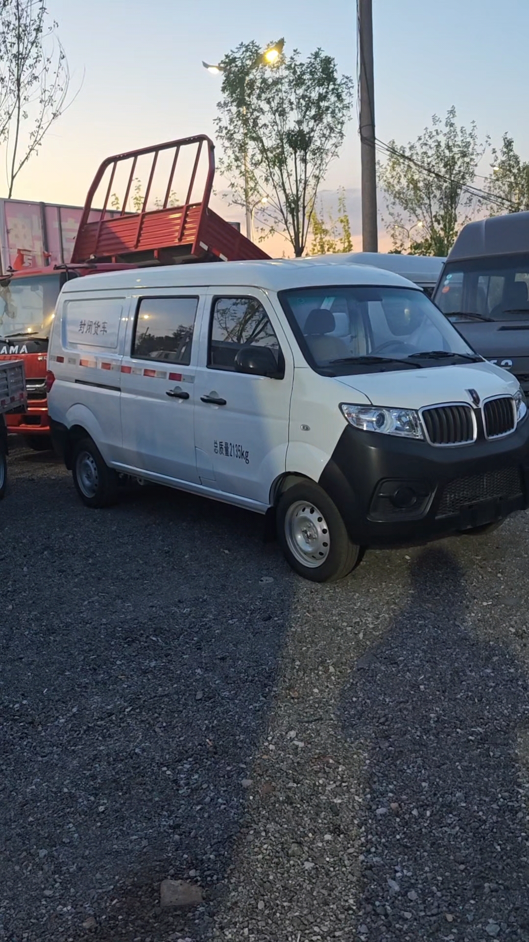 五座封闭式面包车