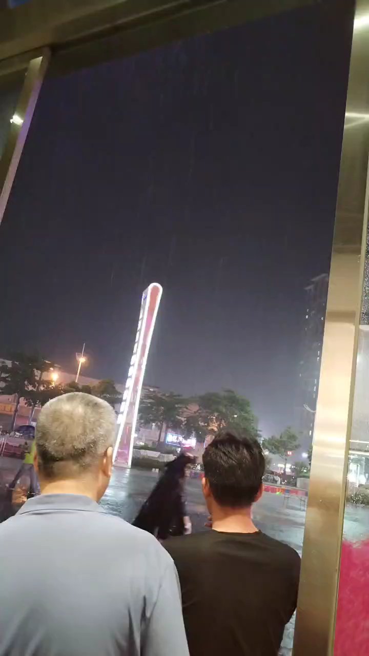 威海鸡鸭蛋广告牌现身嘉都广场