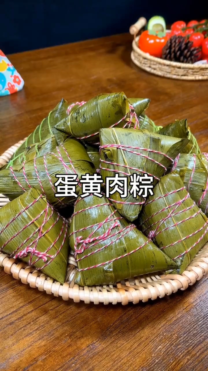 今天分享一个我每年都会包很多次的蛋黄肉粽，软糯咸香真的好吃
