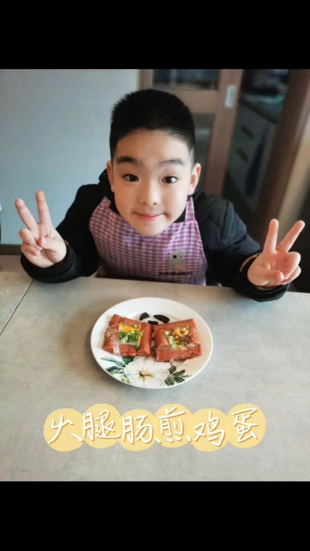 火腿肠煎鸡蛋,好吃极了,小缺牙,哈哈