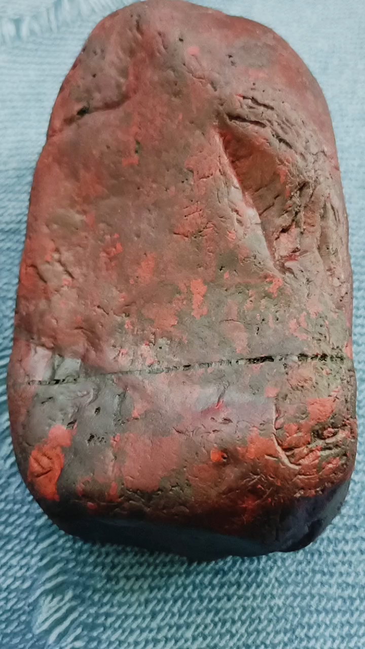 新疆戈壁滩捡到的红石头,求大神赐教