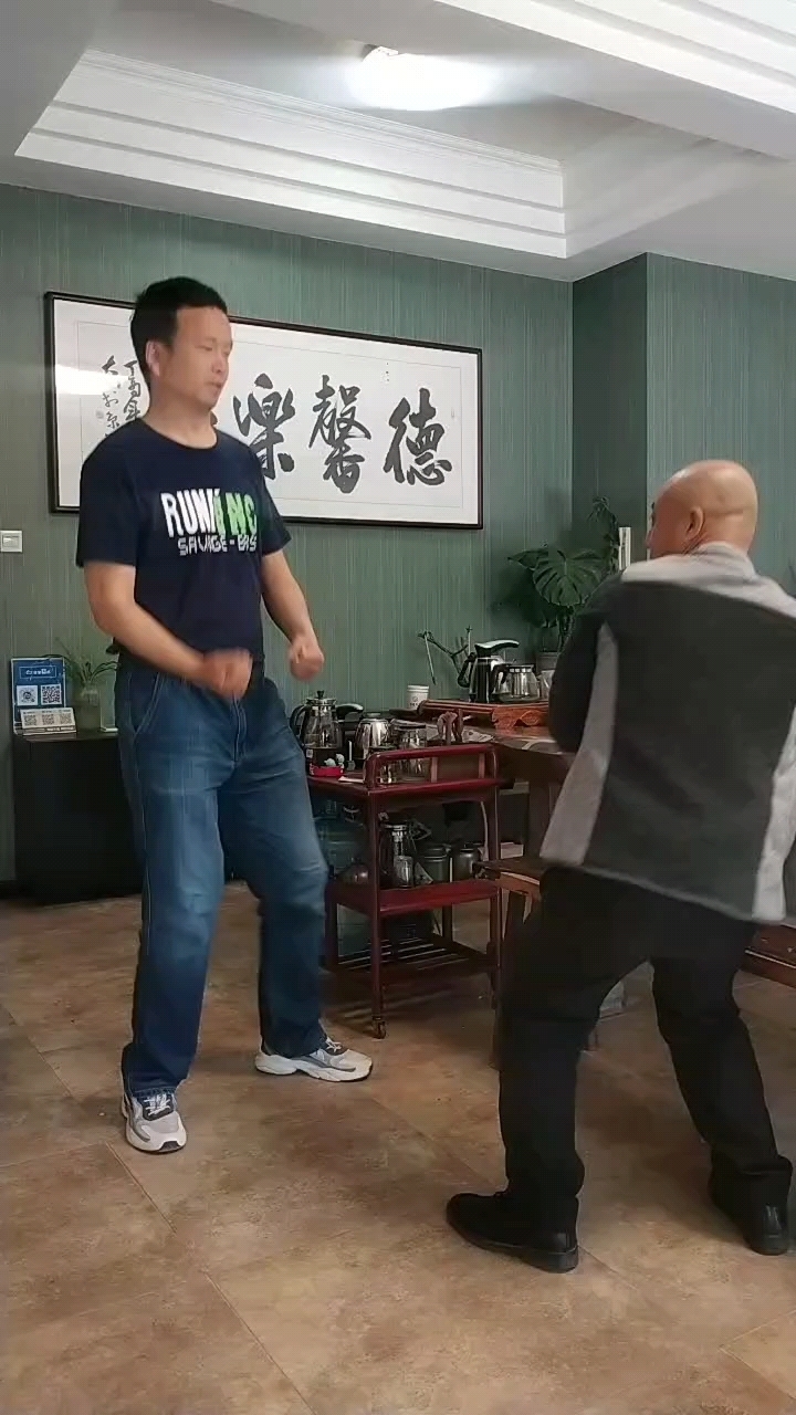 逗玩怎么还鸡眼了尼!这是下黑手呀!三天了,脑肽还嗡嗡的尼!眼