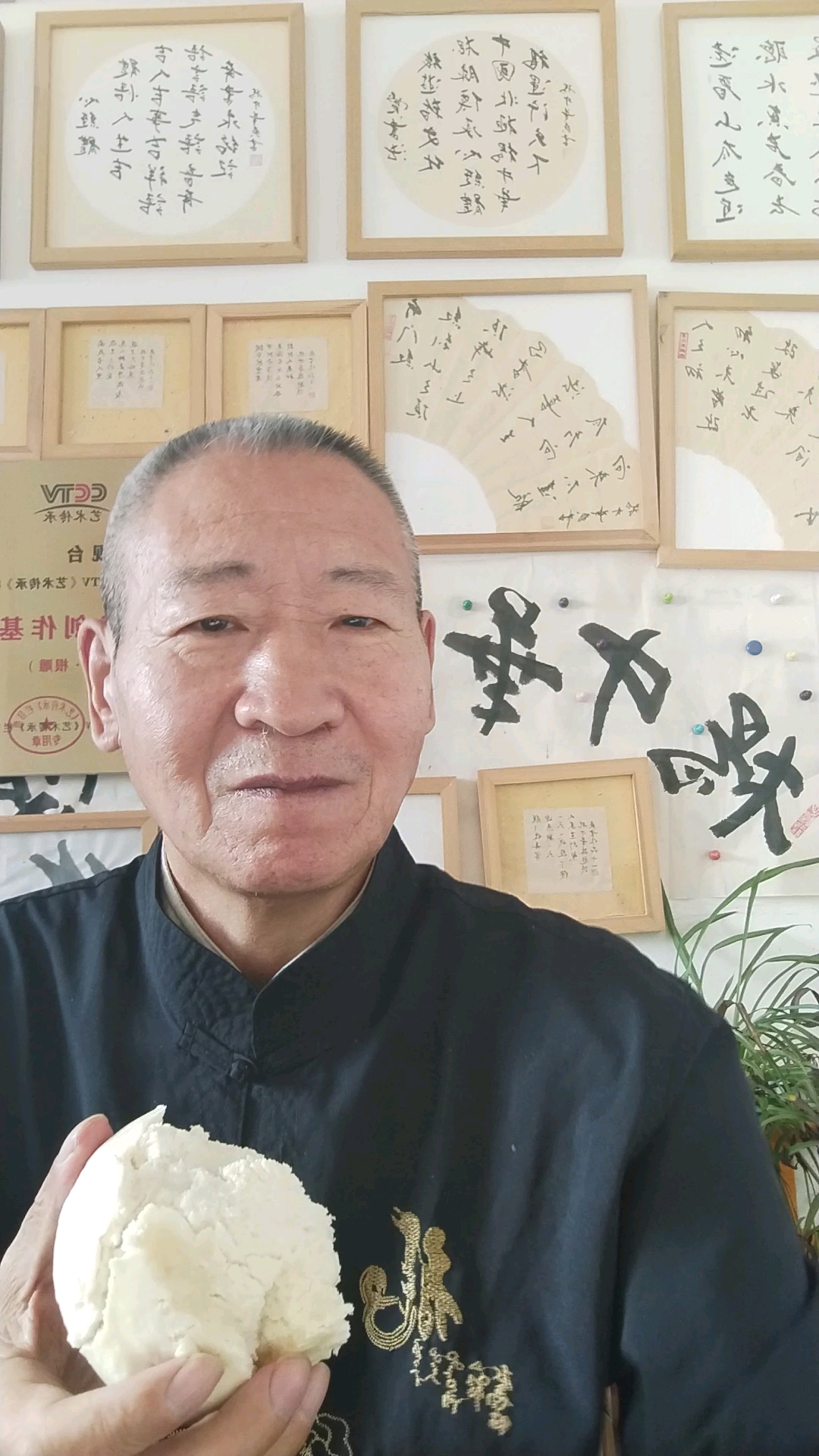 每天都能吃上一个白面的馒头。好吃香!