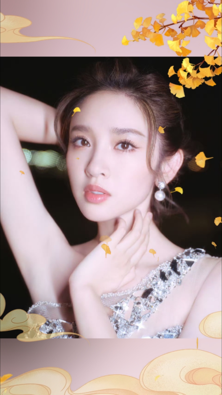 唐艺昕这身银色鱼尾亮片晚礼服，将高级感与灵动美完美融合。