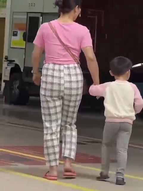 三岁女孩头上插刀?这妈当的有点意思