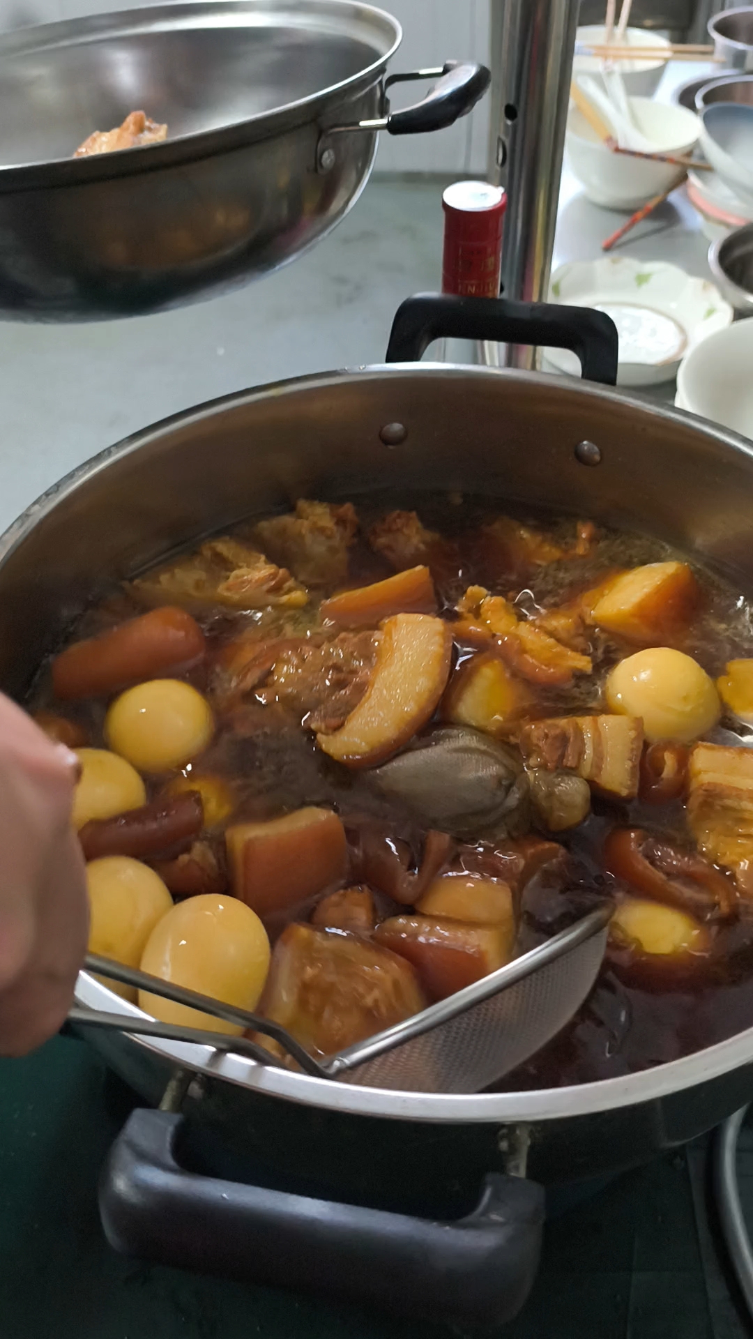 肉夹馍卤肉出锅了,没有复杂的配料,却能做出色香味俱全的卤肉