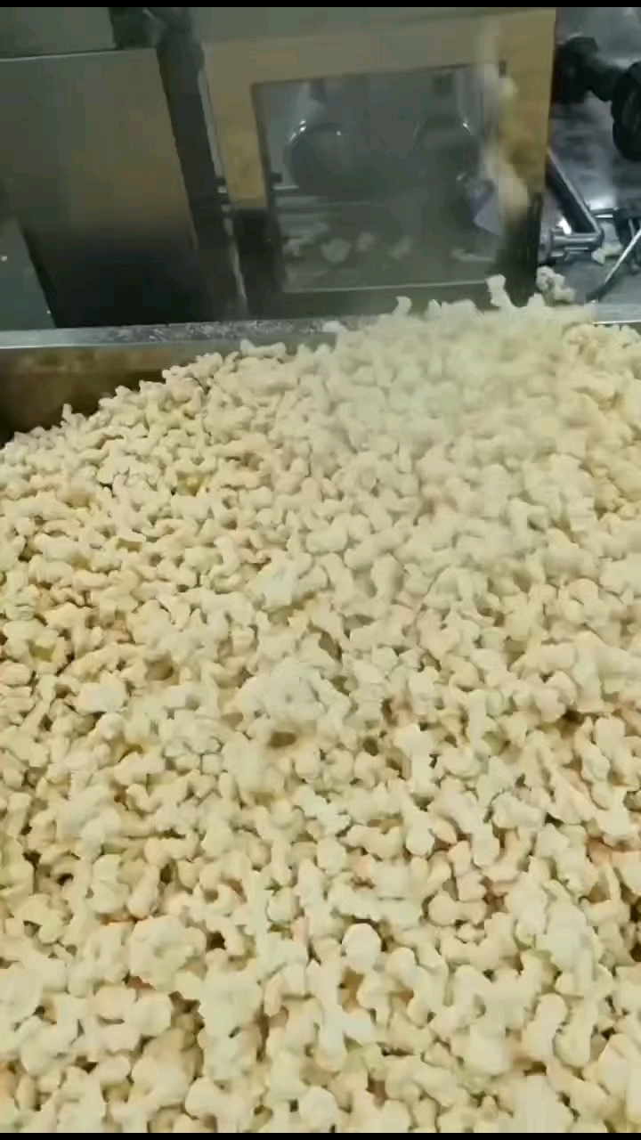 膨化休闲食品生产线 膨化玉米鸡米花零食设备 夹心米果设备