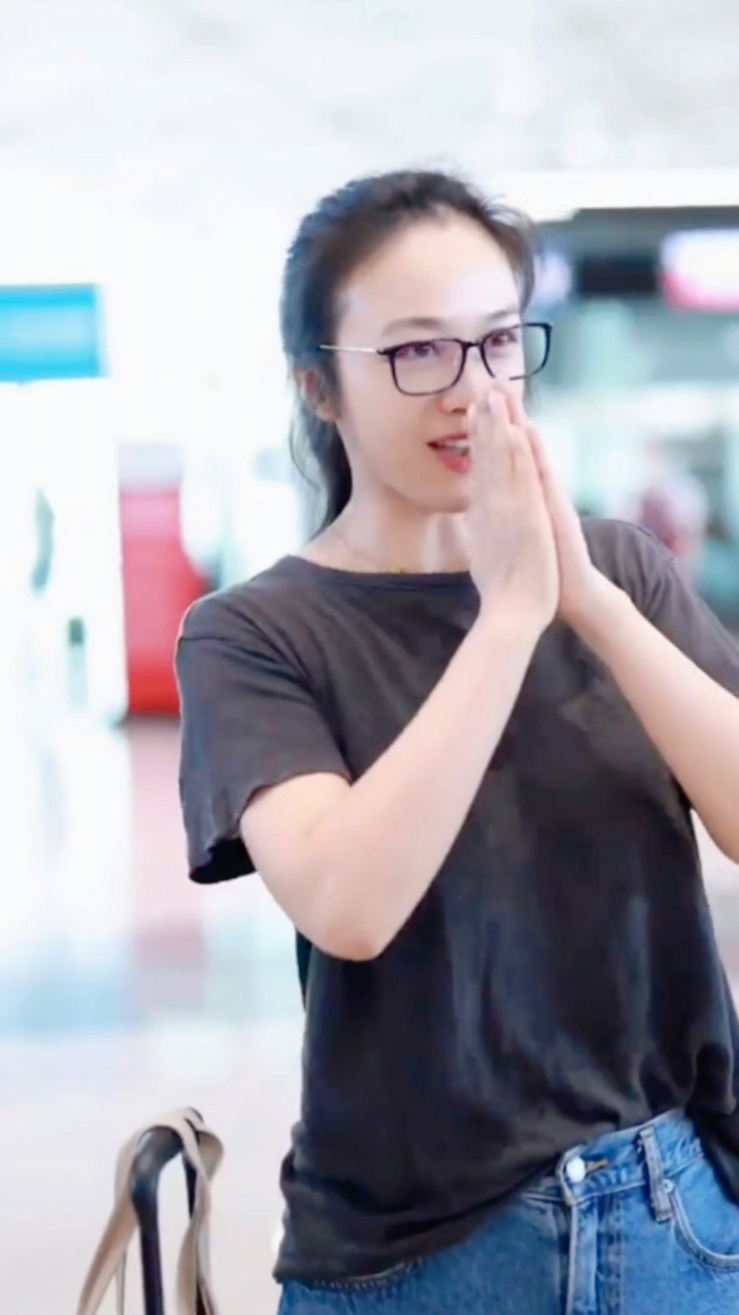 汤唯带Summer出街秒变警戒模式，温柔妈妈力Max！