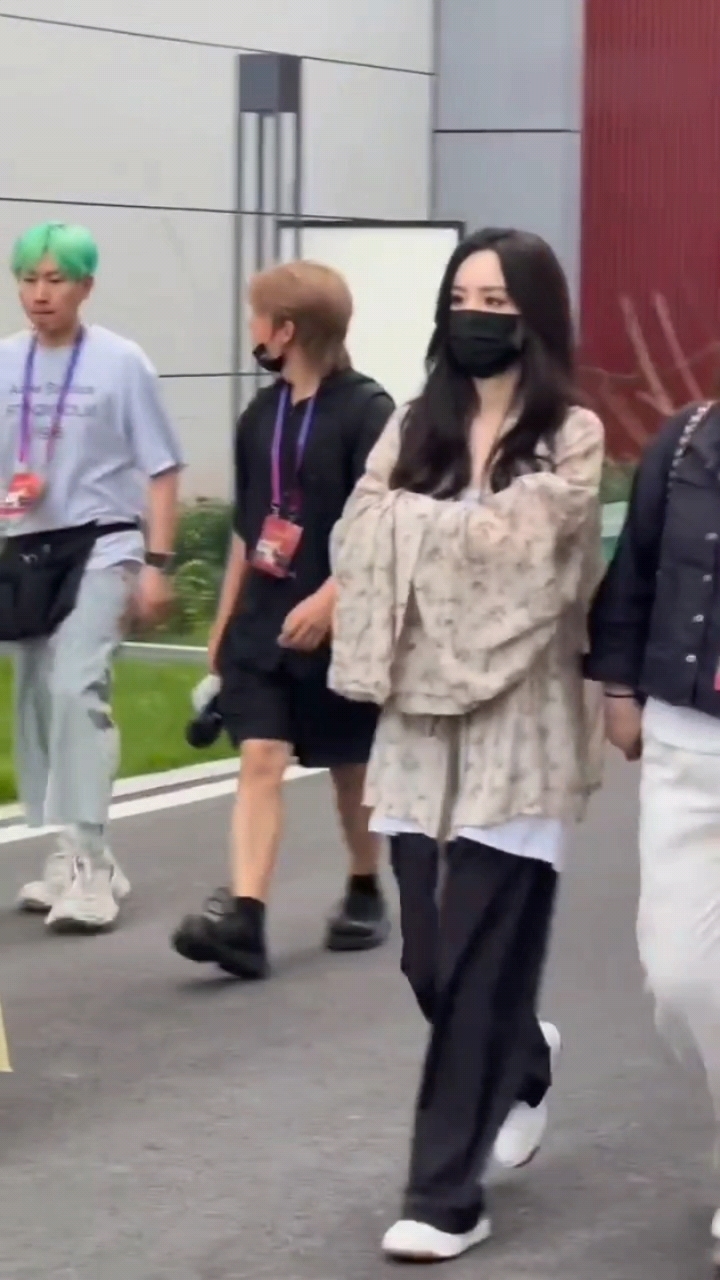 杨幂团队上合组织电影节路透:红毛绿毛奶茶棕,是要集齐彩虹色吗