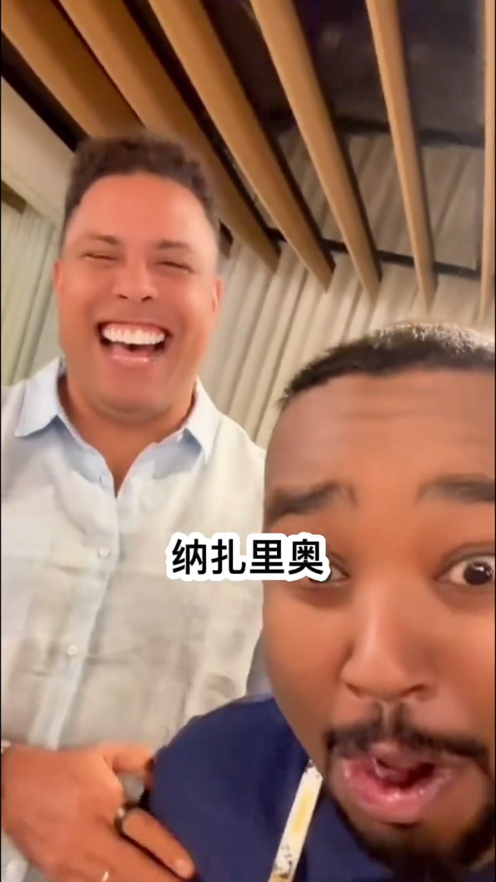 全世界都喜爱的开心果 外星人和卡卡被千万粉丝博主直播偶遇