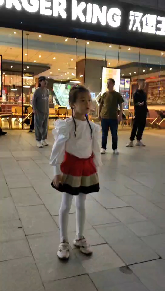 广场舞扛把子下美女