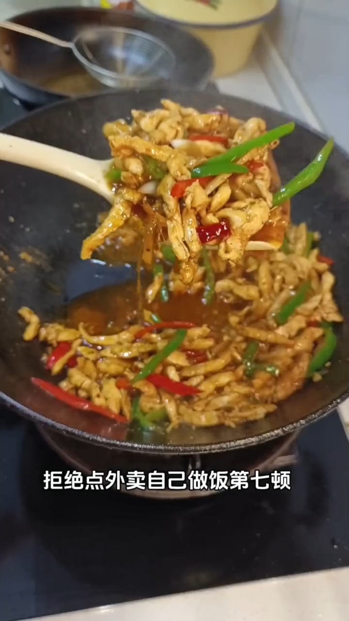 青椒炒鸡柳不比京酱肉丝香?滑嫩挂汁,辣度适中,想吃叫你对象做