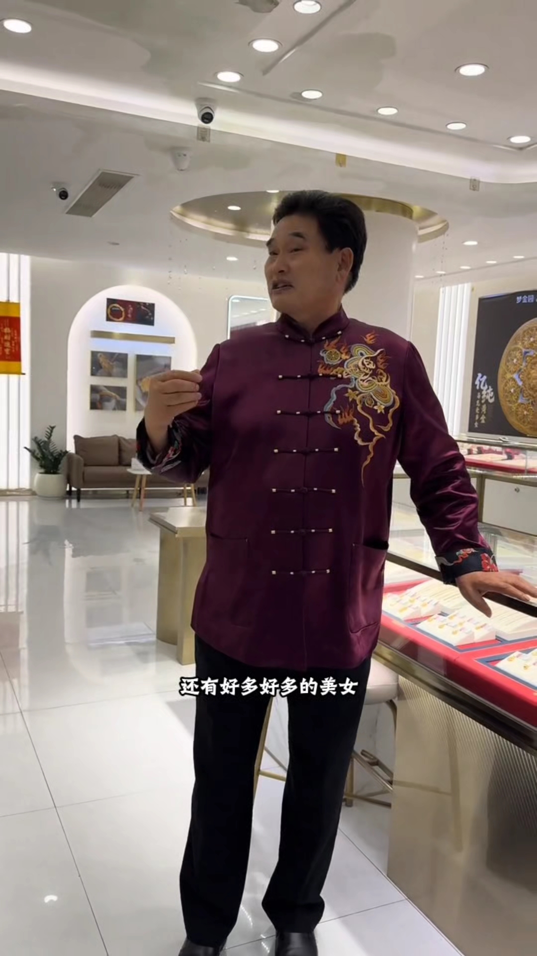 朱之文老师单县金店内，热情介绍家乡羊肉汤