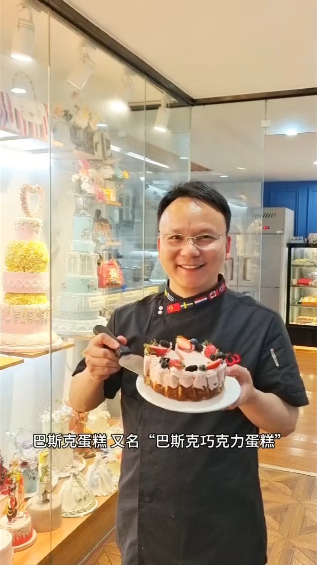 巴斯克蛋糕的制作方法:1.准备材料:奶油奶酪300克、全蛋液