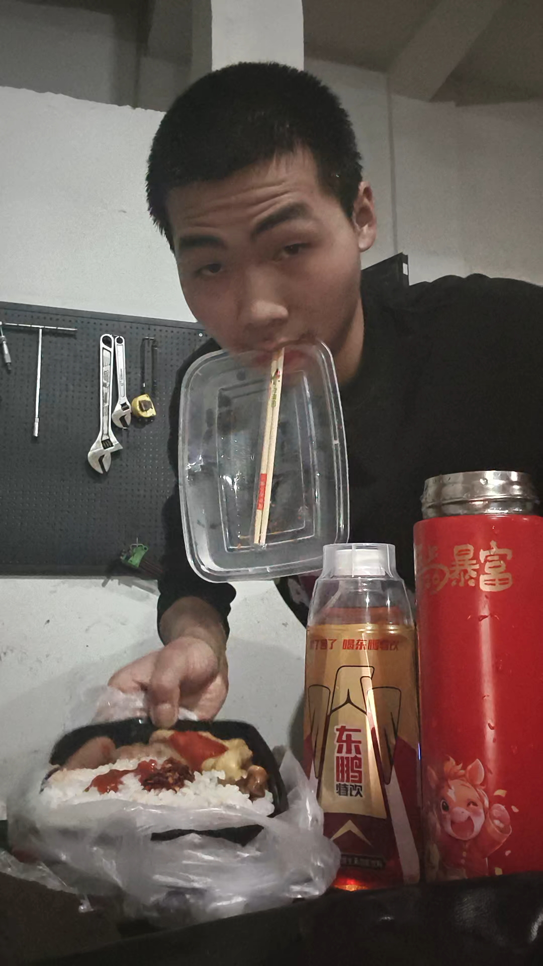 巫玉来吃大白米盖浇饭菜辣子椒酱鸡腿火腿香肉肠土豆腐皮粉丝乌白菜喝东鹏特饮烧白开热凉水盒碗筷