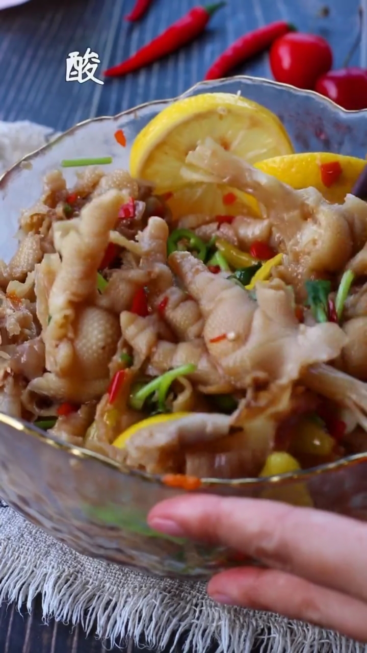 酸辣无骨鸡爪,加入柠檬更清爽,下酒追剧小零食