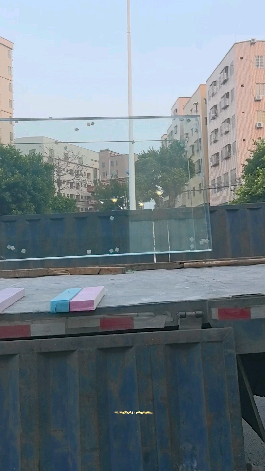 来猜猜,这么大件玻璃,做的是几米的鱼缸?