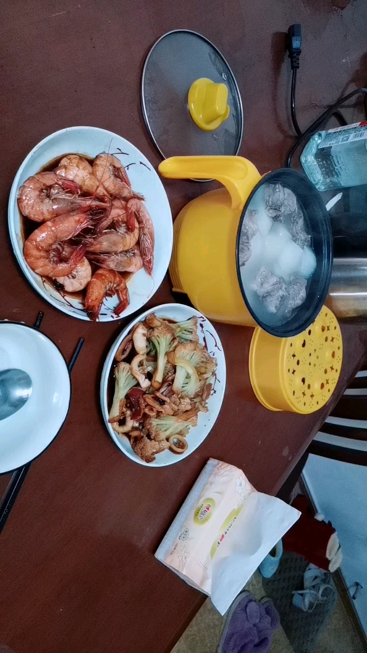 鱿鱼花菜和红烧虾加萝卜排骨汤
