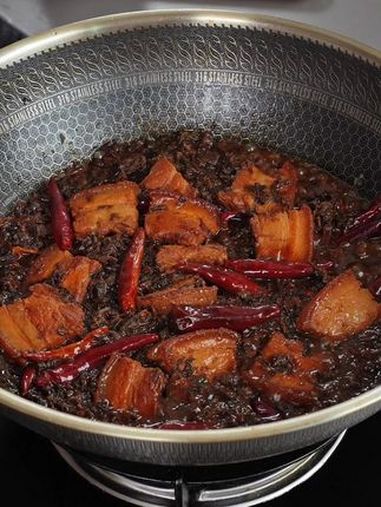 把五花肉放锅里蒸一蒸,出锅瞬间变成一道美食,这个做法很多人都没见过也没吃过,下面就把做法分