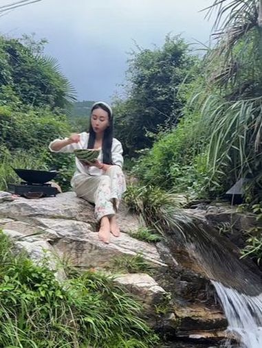 住在山村享受大自然馈赠的野生溪鱼 向老人学习中医瑰宝知识丰富自己的山村生活让自己成长充实起