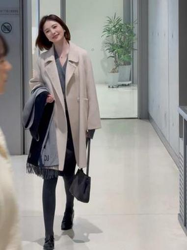 电影里的所以遗憾和错过 都会有一个结局和释怀 但现实中没有#小个子穿搭显瘦显高 #中长款大