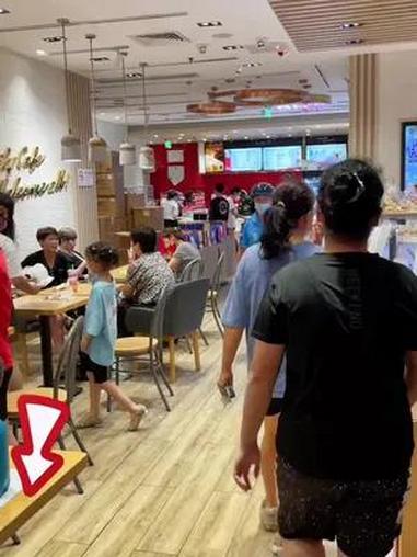 一定带孩子吃一次85度C,9.9的蛋糕和面包,因为别的小孩都在吃 上海吃喝玩乐 上海美食探
