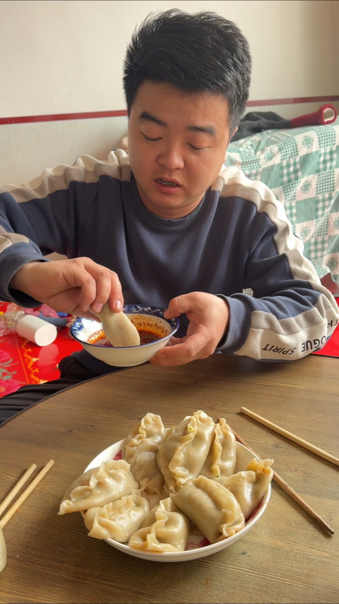 婆媳合力做莜面大饺,皮薄馅大口感劲道,一口咬下去满嘴流油