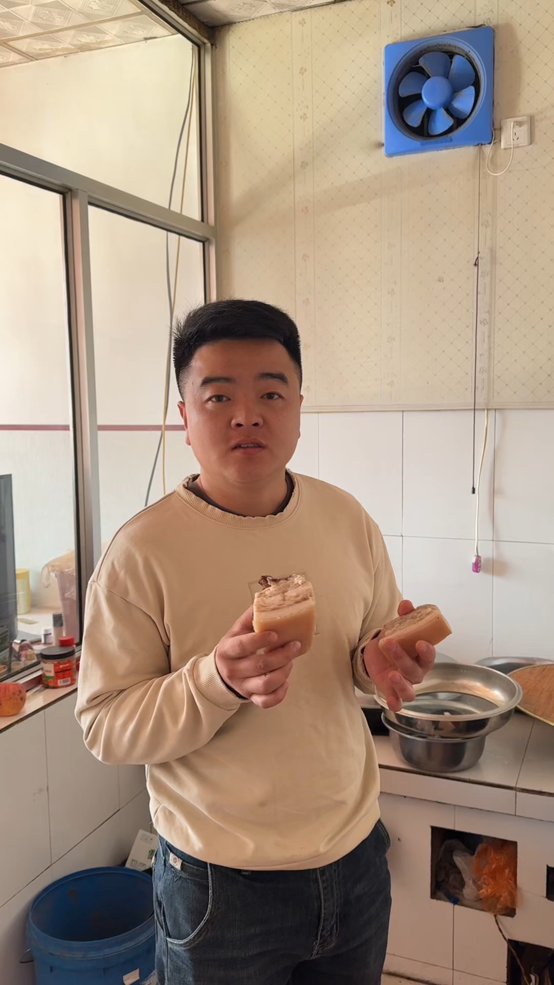 给爸妈改善,做个白肉酸菜,配上高粱糕太香了,老爸吃的赞不绝口
