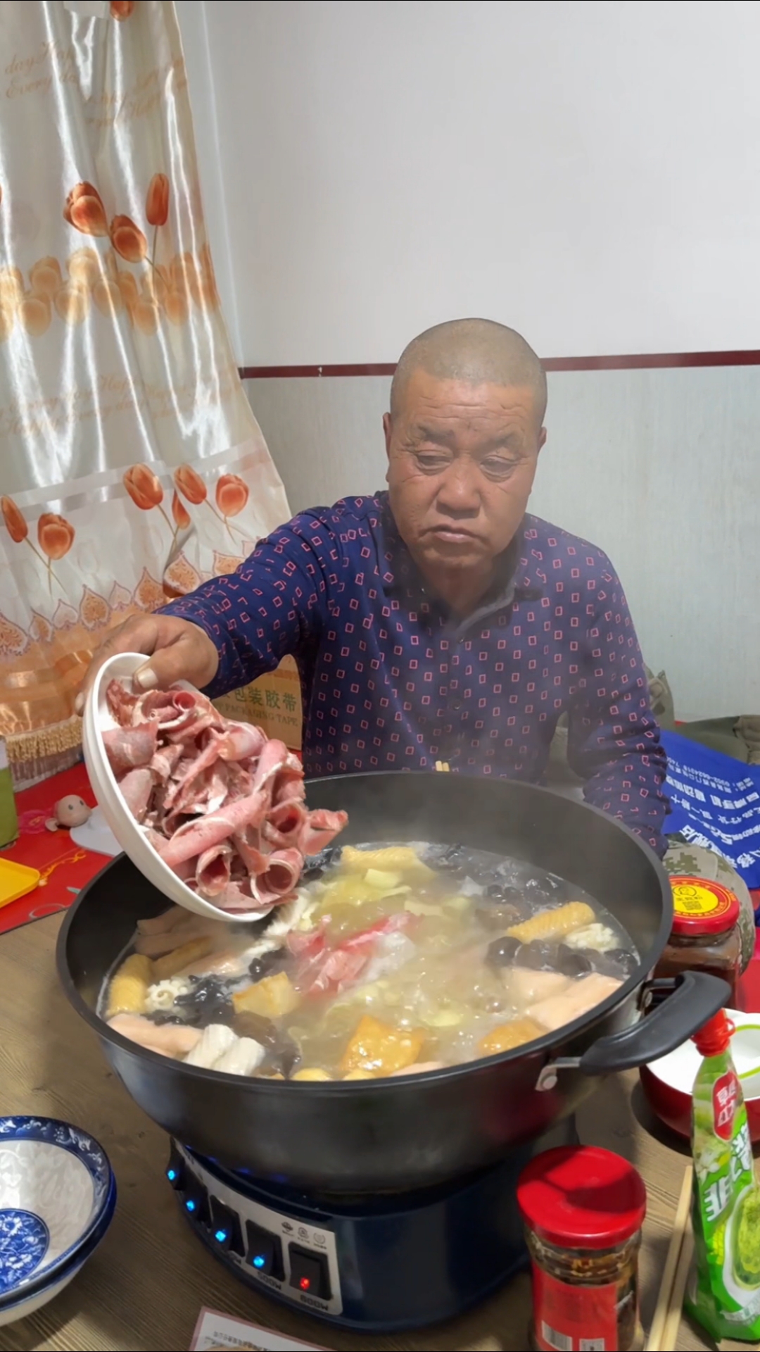 在农村吃火锅有多豪爽?一家老少围着热炕头,5斤羊肉都吃不够