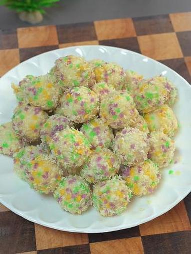 脆皮汤圆的做法 把汤圆煮个半生不熟再捞出来，出锅就是小朋友都喜欢吃的一道甜品 脆皮汤圆