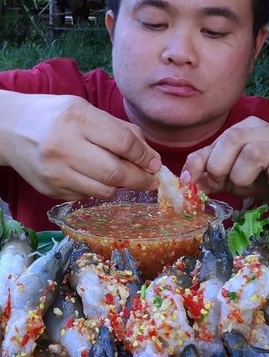 泰式剁椒酸辣汁凉拌刺身罗氏虾 泰国主播吃美食视频 泰国美食 大口吃海鲜真的太香了 泰式凉拌