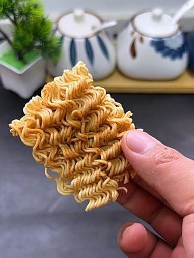 还是小时候的那个味道 老北京方便面 可泡可煮 可干吃,我觉得还是干吃最经典 干脆面 方便面