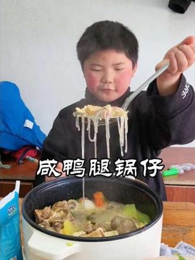 #家常饭菜 #抖音美食创作人 #真实生活分享计划 不想做饭就煮一锅熟，安徽的咸鸭腿锅仔你们
