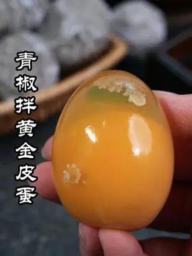 好吃的夏季美味青椒皮蛋 青椒拌皮蛋是夏季不可缺少的凉拌小菜,如果用黄金皮蛋来制作,味道会更