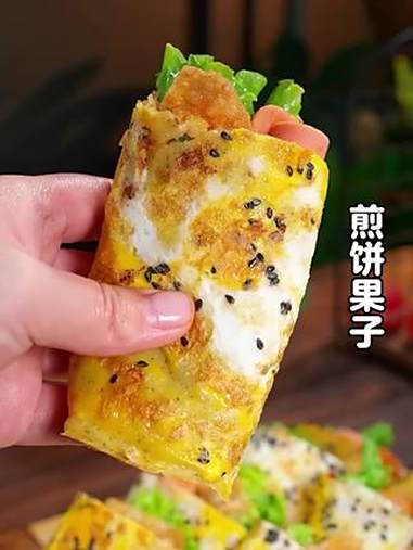 孩子想吃路边摊的煎饼果子了，今天在家做了一份，干净卫生，比外面的还要好吃。早餐饼 煎饼果子