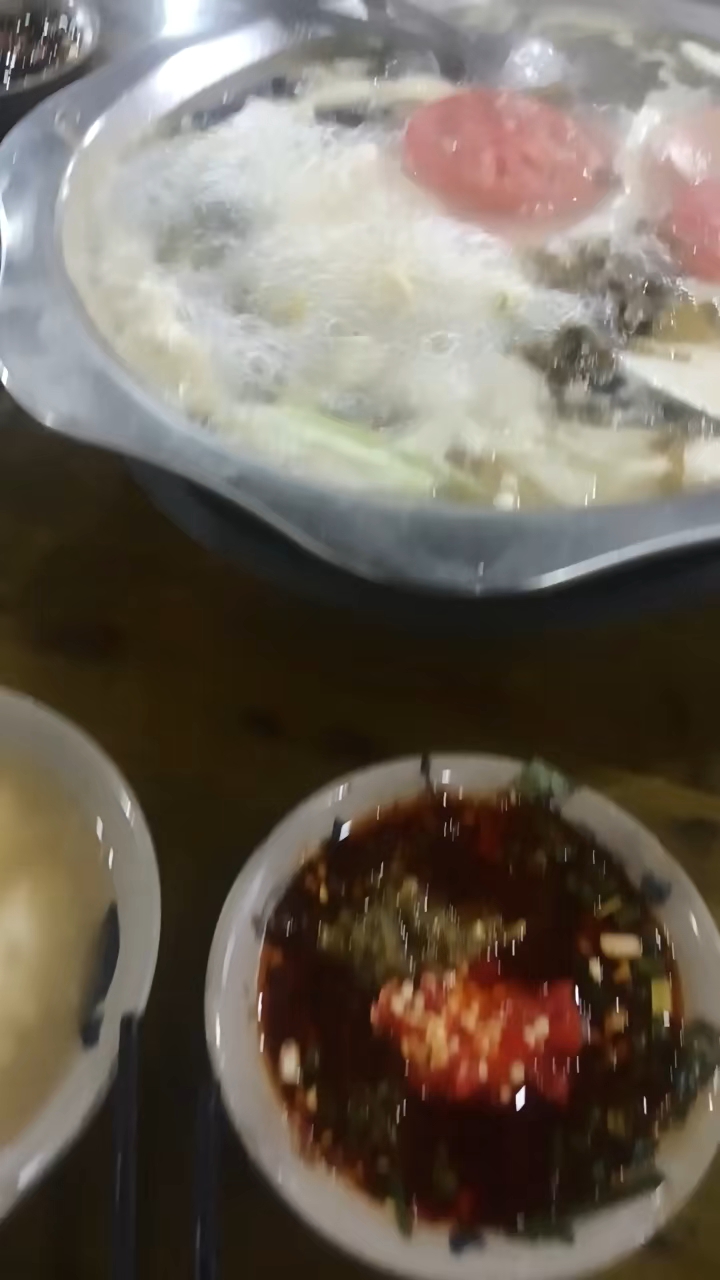 每次回家乡,都要去吃这美味的酸菜豆花火锅,好吃又价廉物美。