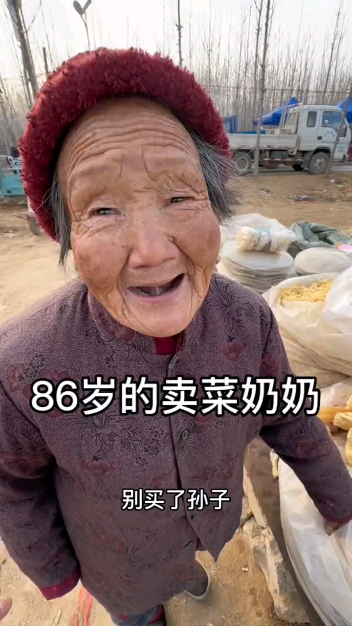 86岁奶奶推车五里路到集市上卖菜,苦等了一天都无人问津 