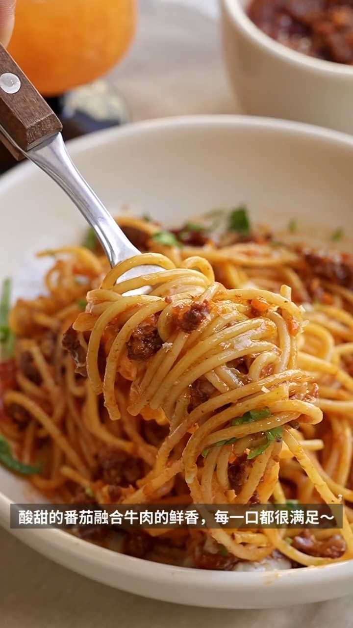 今天分享我女儿超爱的经典肉酱意面 先从肉酱开始～肉当然是最关