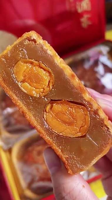 品质一如既往的好!不愧是中华老字号 广州酒家 双黄莲蓉月饼 甜中带咸,完全不腻人,自己吃送