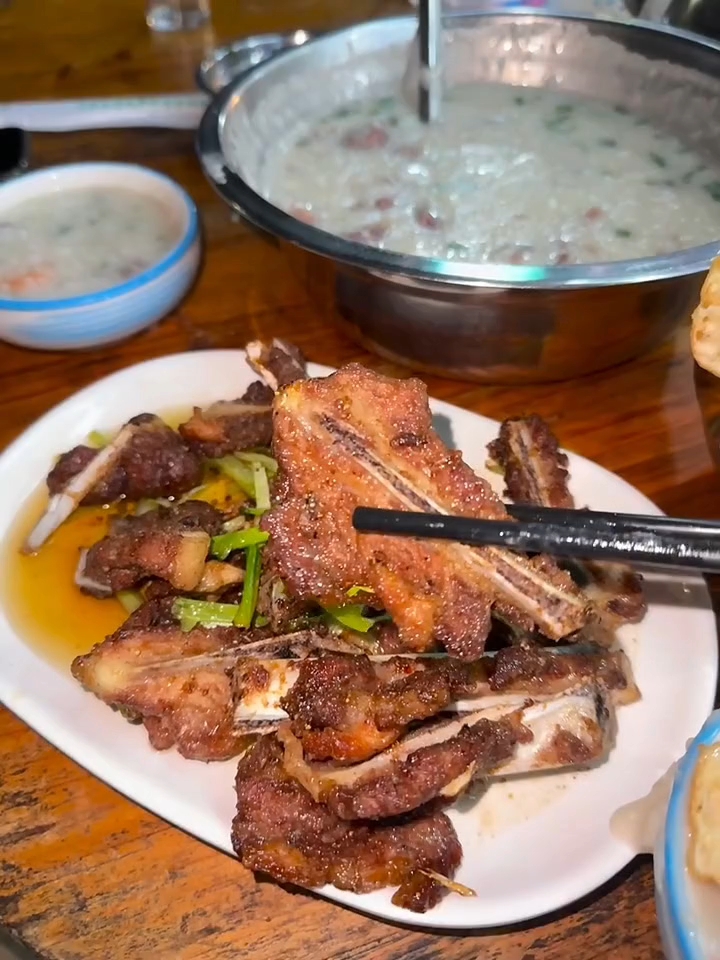 贵港本地人带路！街边开了十几年的生料粥！