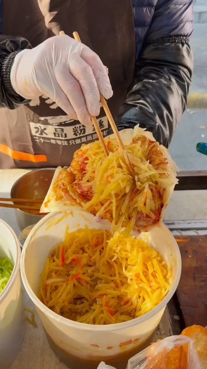 天津本地人爱吃的大饼鸡蛋火腿