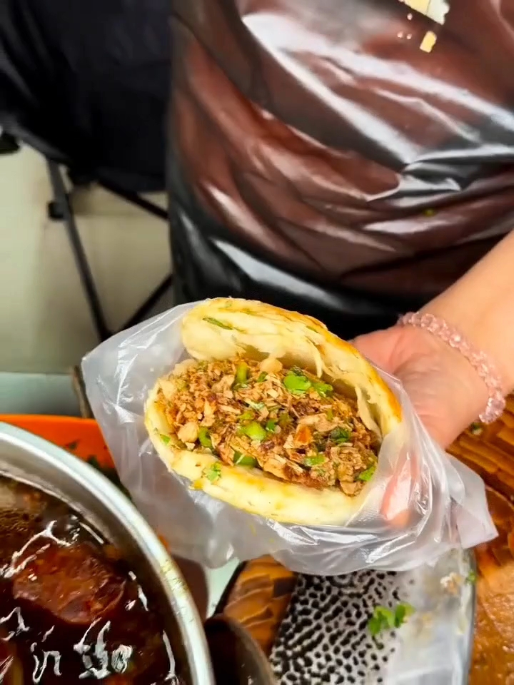 偶然在路边遇到了超好吃的夹肉饼!就在南内环街和东岗路十字路口那里!
