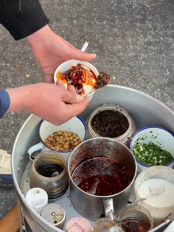 吃不吃贵州路边的豆腐脑?咸甜都有