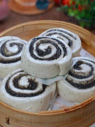 小朋友春天多吃黑芝麻特别好，揉进馒头里，浓郁的黑芝麻馅奶香奶 香的#黑芝麻馒头 #黑芝麻馒