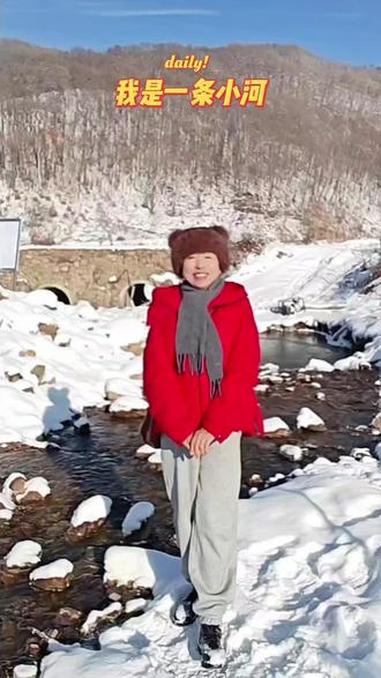 雪花飘落溪中,瞬间被流水带走,溪流用无声的温柔,守护着水底沉睡的鹅卵石。小溪流水哗啦啦 萍